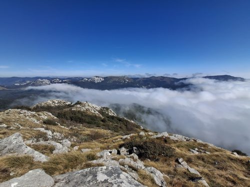 Baške Oštarije, Veliki sadikovac i Ljubičko Brdo